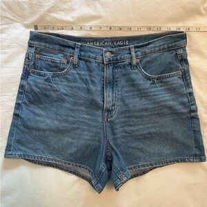 AE Strigid Super High-Waisted Relaxed Denim Short in Medium Tinted Indigo